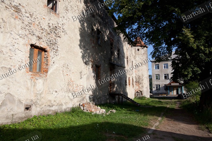 Украина, Закарпатье. село Чинадиево. Замок Сент-Миклош (Чинадиевский замок) построен на стыке XIV и XV веков