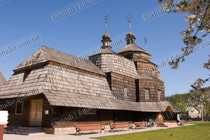 Деревянная трехсрубная церковь Вознесения (1717 г), город Чортков, Тернопольская область, Украина