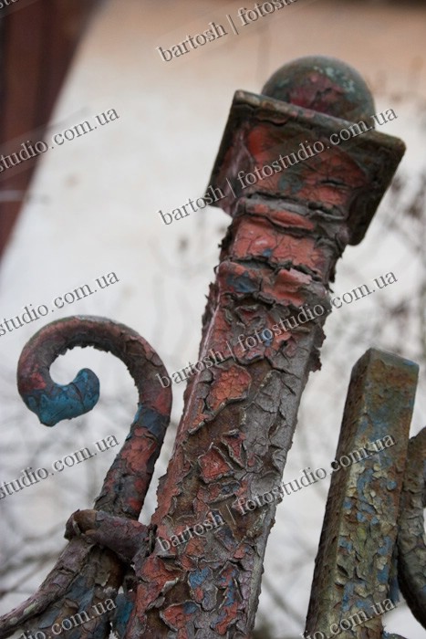 Элементы ржавого забора, город Чортков, Тернопольская область, Украина