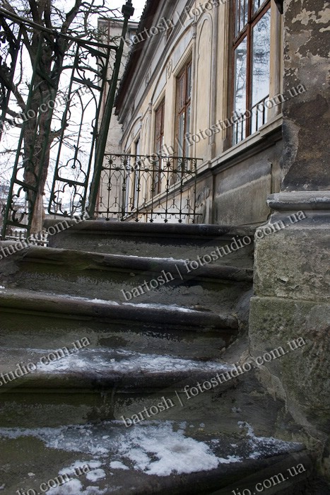 Лестница к старому дому, город Чортков, Тернопольская область, Украина