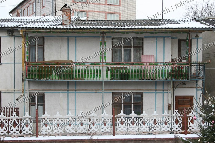 Балкон из бутылок, город Чортков, Тернопольская область, Украина