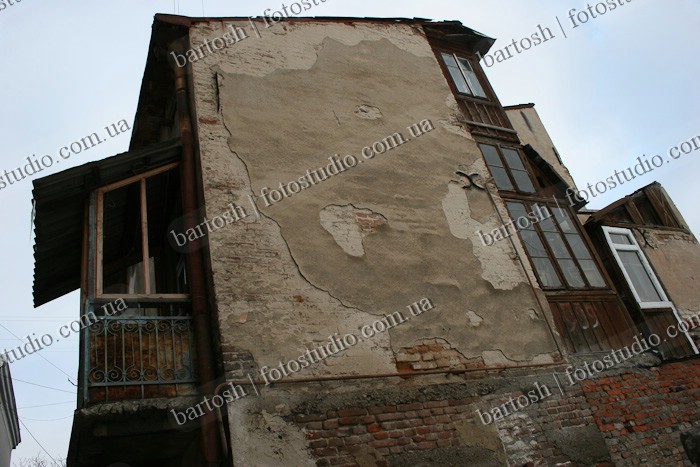 Обшарпанная стена дома. город Чортков, Тернопольская область, Украина