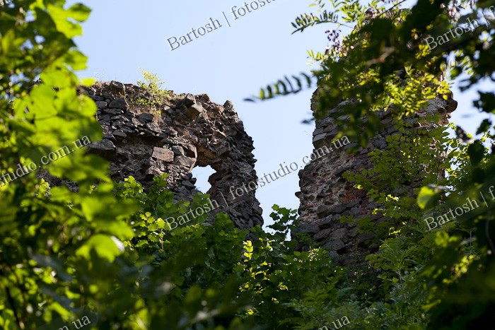 Украина, Закарпатье. Развалины замка в городе Хуст (1191 г.)