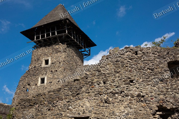 Украина, Закарпатье. Невицкий замок был построен в XIII веке на вершине холма над долиной реки Уж на месте более раннего деревянного укрепления. В 1241 году был разрушен ордами монголо-татар, но во второй половине XIII века был восстановлен. Башня Донжон.