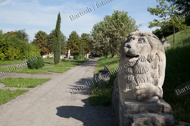 Украина, Львовская область. Олеский замок. Итальянский парк со скульптурами
