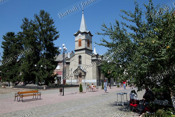 Украина, Закарпатье. город Тячив - центр города. Римо-католический костел Святого Иштвана (1556)