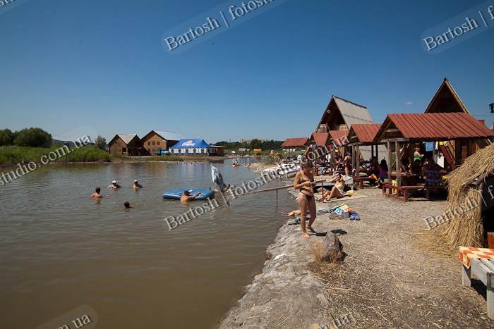 Украина, Закарпатье. Отдыхающие в курорте Солотвино, славящимся своими солеными озерами