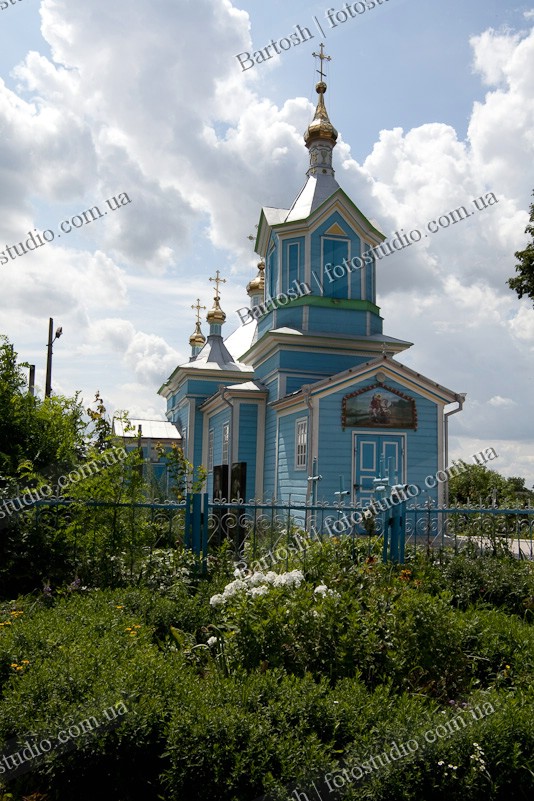 Украина. Корец, Ровенской области. Деревянная церковь. Кладбище