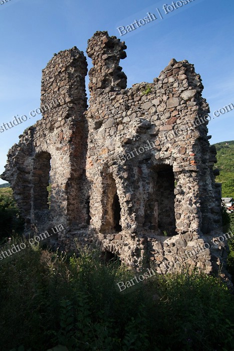 Украина, Закарпатье. Руины замка на Черной горе в Виноградово. Первое упоминание в 
