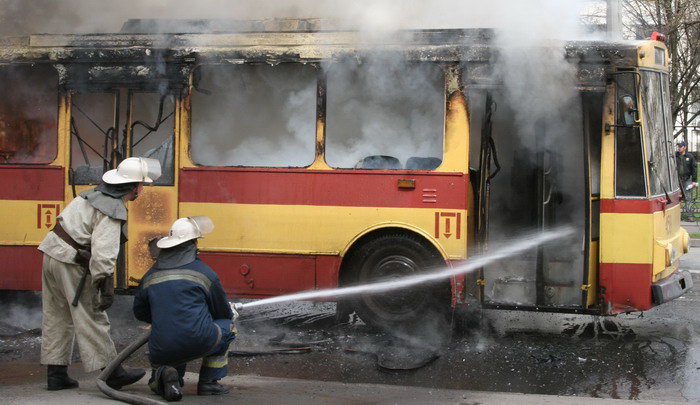 Пожар в троллейбусе. Репортажный фотограф Киев Дмитрий Бартош