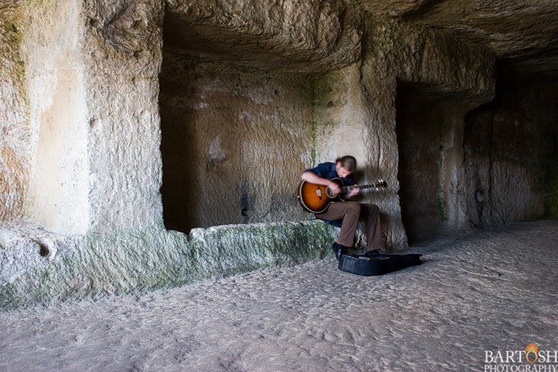 Гитарист группы Ann Sannat в пещере Чуфут-Кале