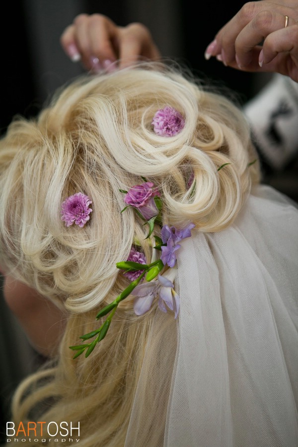Свадебное фото - свадебная прическа с живыми цветами