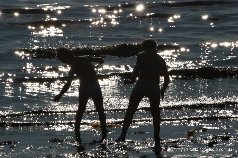Дети плескаются во время отлива моря в бухте Гертнера. Photographer Dmitriy Bartosh