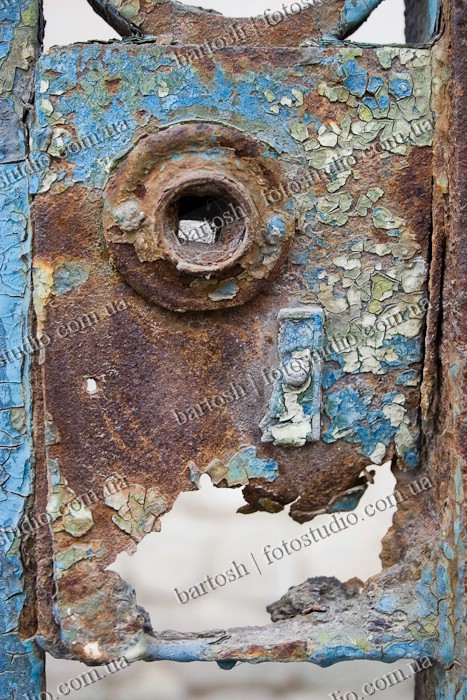 Элементы ржавого забора, город Чортков, Тернопольская область, Украина