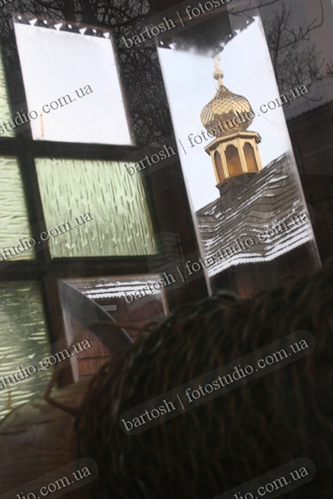 Вид из будки-колодца. Успенская церковь, город Чортков, Тернопольская область, Украина