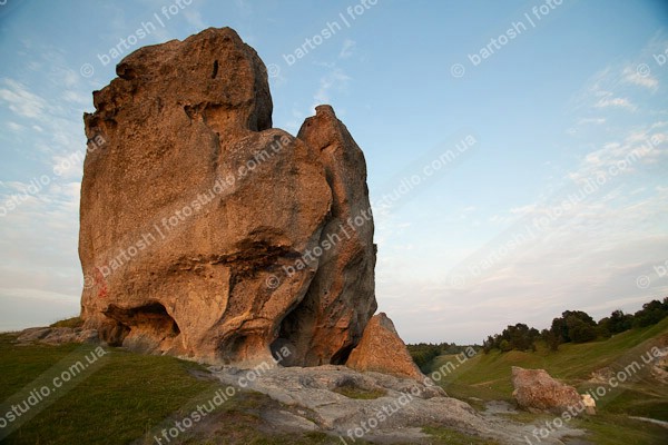 Украина, Львовская область, Подкамень. Скала Чертов Камень высотой 16 метров в древнерусские времена служила основанием крепости