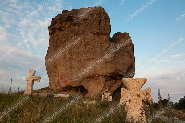 Украина, Львовская область, Подкамень. Скала Чертов Камень высотой 16 метров в древнерусские времена служила основанием крепости
