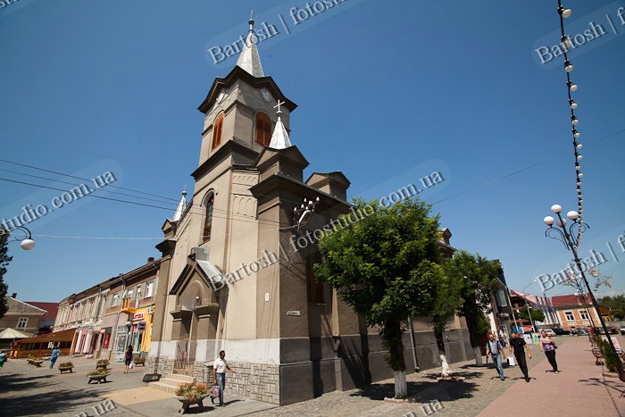 Украина, Закарпатье. город Тячив - центр города. Римо-католический костел Святого Иштвана (1556)