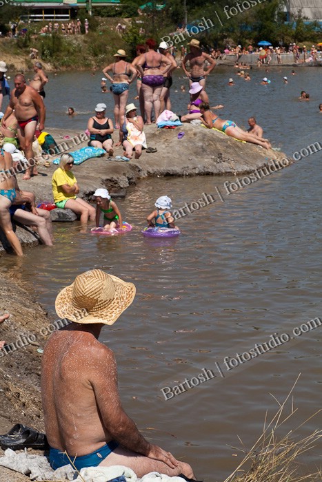 Украина, Закарпатье. Отдыхающие в курорте Солотвино, славящимся своими солеными озерами