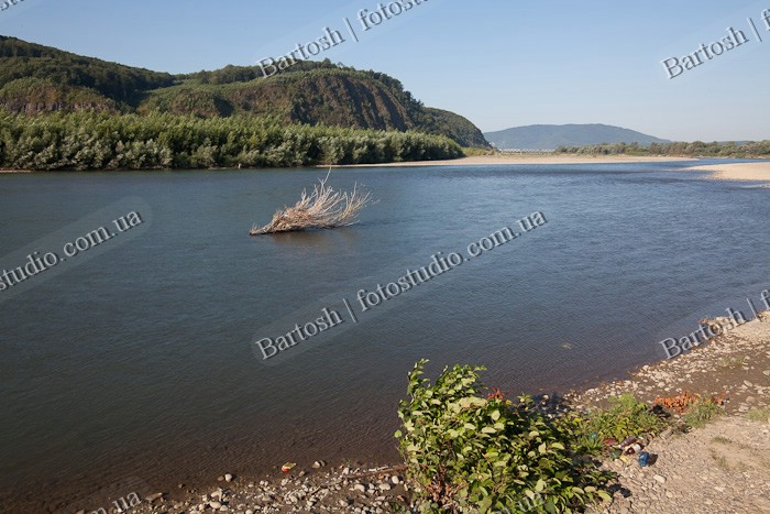 Украина, Закарпатье. Река Тиса на границе с Румынией